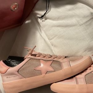 Vintage Havana size 8 Blush Leather Low Top Leather Sneaker